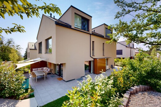 außenansicht mit property visible, day time, stuckverkleidung, terrasse, und essbereich im freien
