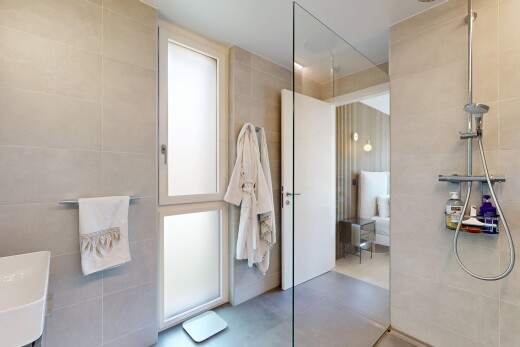 salle de bains avec mur en carrelage, tile wall, douche, salle de bain complète, et inside property