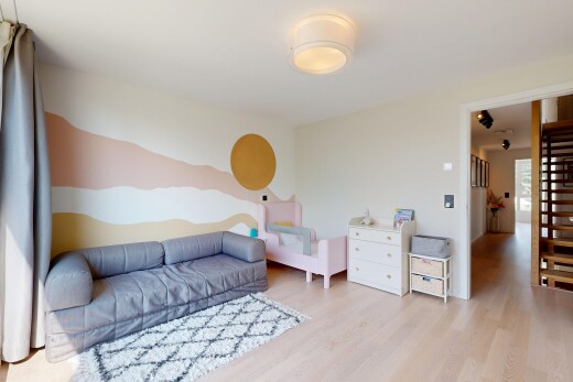 salon avec sol en finition bois, wood finish floor, cloison sèche, drywall, et inside property