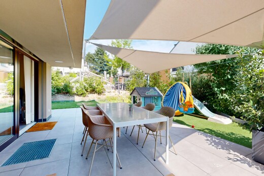 terrasse mit essbereich im freien, terrasse, spielplatz, day time, und außenansicht