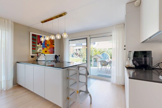 küche mit dark countertops, weiße schränke, white cabinets, holzfußboden, und wood finish floor