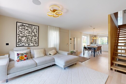wohn- / esszimmer mit treppen, inside property, holzfußboden, wood finish floor, und gipskartonwand