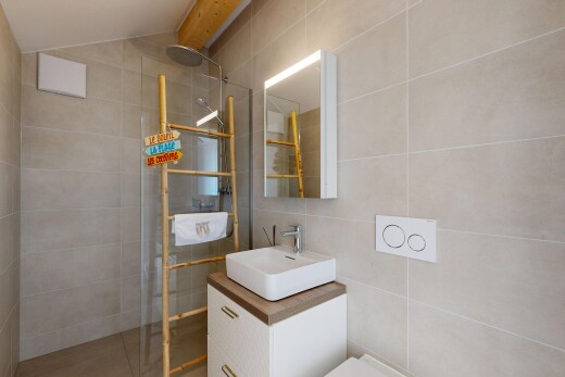 salle de bains avec douche, mur en carrelage, tile wall, miroir, et salle de bain complète