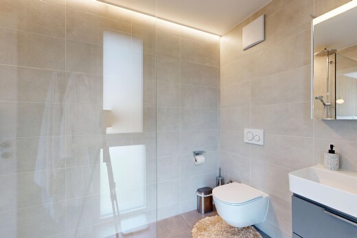 bad mit fliesenwand, tile wall, spiegel, schminktisch, und inside property