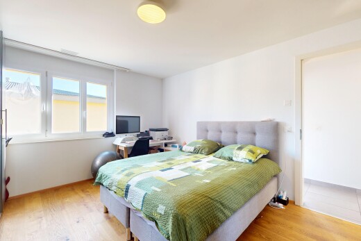 zimmer / schlafzimmer mit fernseher, inside property, natural light, natürliches licht, und drywall