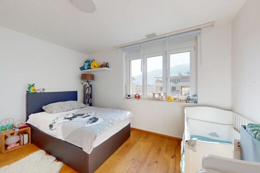 zimmer / schlafzimmer mit wood finish floor, holzfußboden, natural light, natürliches licht, und drywall