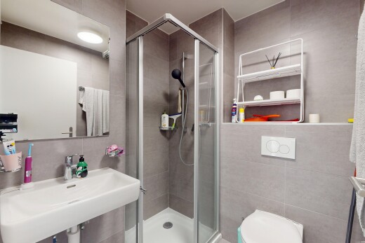 bad mit fliesenwand, tile wall, inside property, dusche, und tile shower