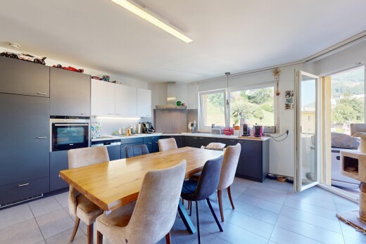 küche mit ofen, fliesenboden, tile floor, natürliches licht, und natural light