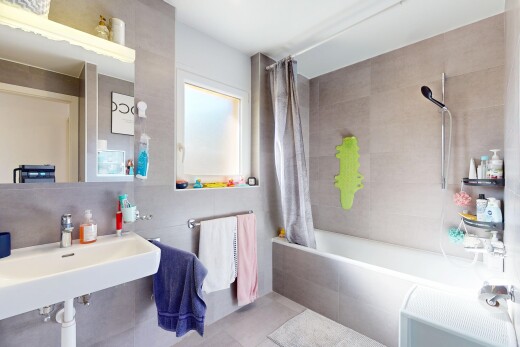 bad mit kombiniertes bad / dusche, inside property, komplettes badezimmer, tile shower, und spiegel