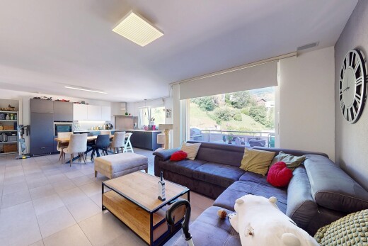 wohn- / esszimmer mit natural light, natürliches licht, inside property, tile floor, und fliesenboden