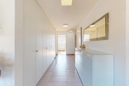 halle / korridor mit natural light, natürliches licht, tile floor, fliesenboden, und lüftungsgitter