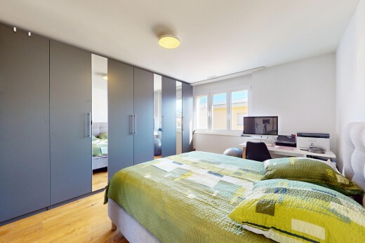 zimmer / schlafzimmer mit fernseher, inside property, wood finish floor, holzfußboden, und natural light