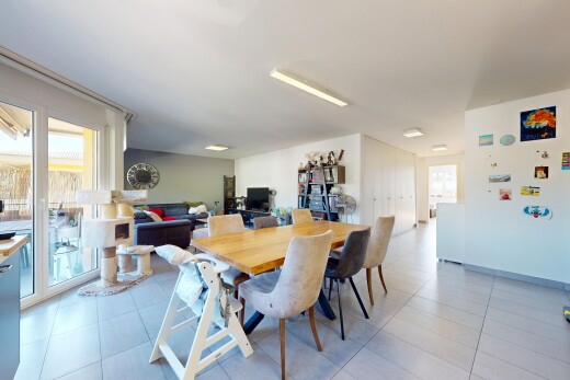 esszimmer mit inside property, gipskartonwand, drywall, natürliches licht, und natural light