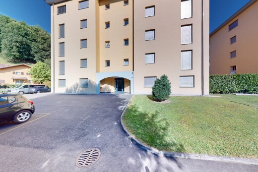 außenansicht mit property visible und parkplatz