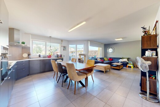 wohn- / esszimmer mit inside property, natural light, natürliches licht, tile floor, und fliesenboden