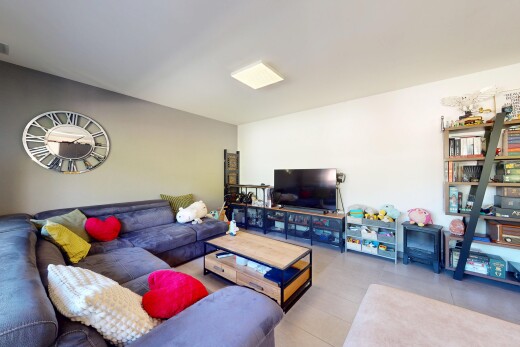 wohnzimmer mit fernseher, inside property, gipskartonwand, und drywall