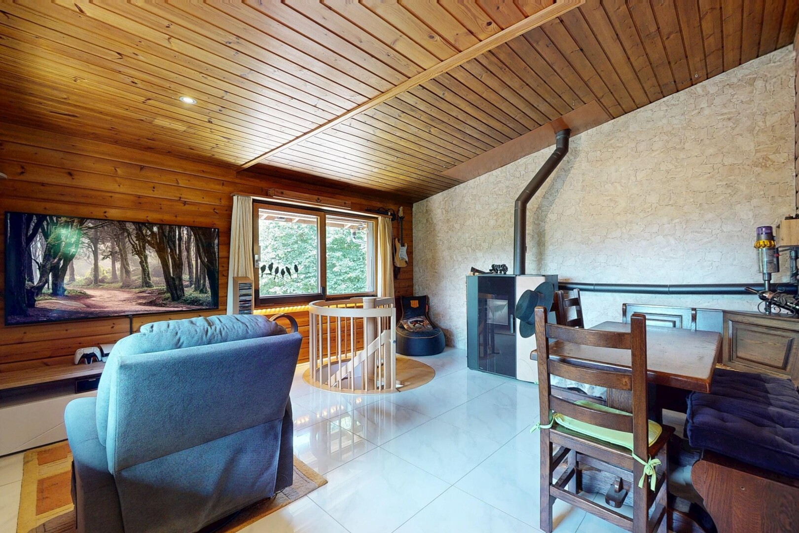 wohn- / esszimmer mit wood ceiling, holzdecke, natural light, natürliches licht, und inside property