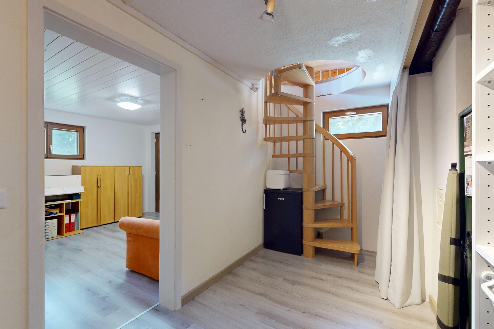 halle / korridor mit drywall, gipskartonwand, wood finish floor, holzfußboden, und inside property