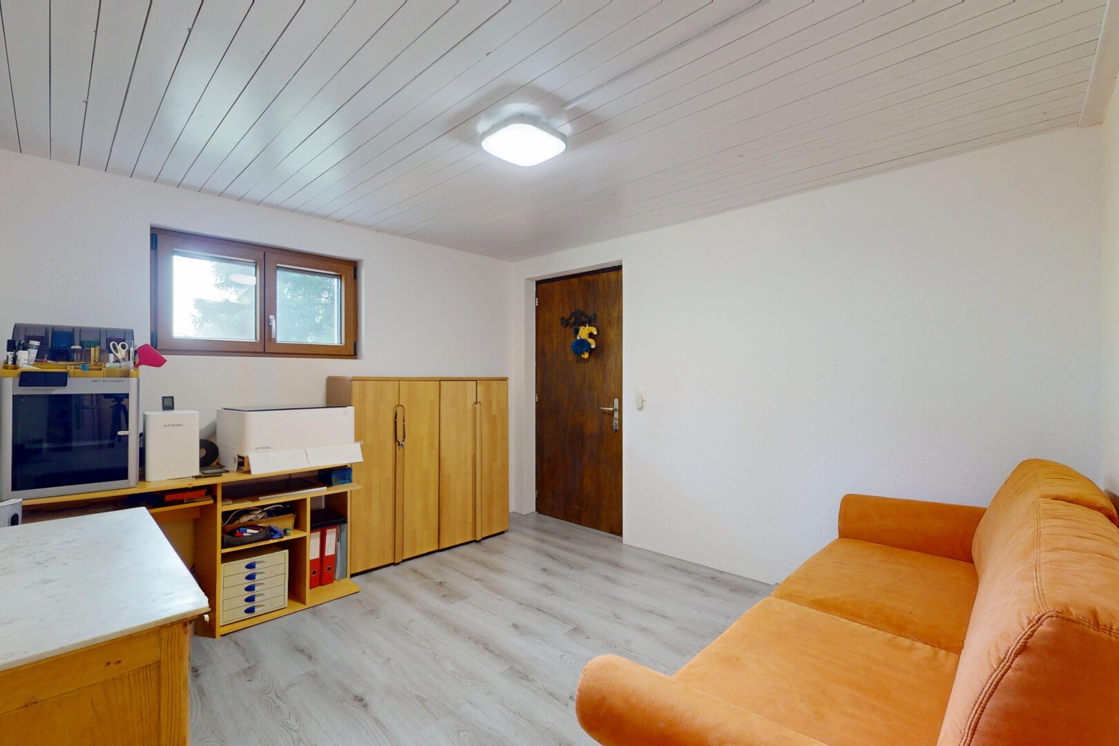 wohnzimmer mit natural light, natürliches licht, wood finish floor, holzfußboden, und inside property