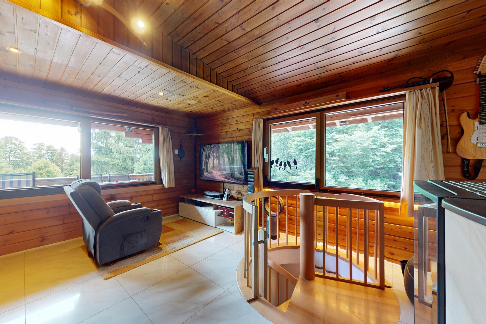 esszimmer mit wood ceiling, holzdecke, wood wall, holzwand, und natural light