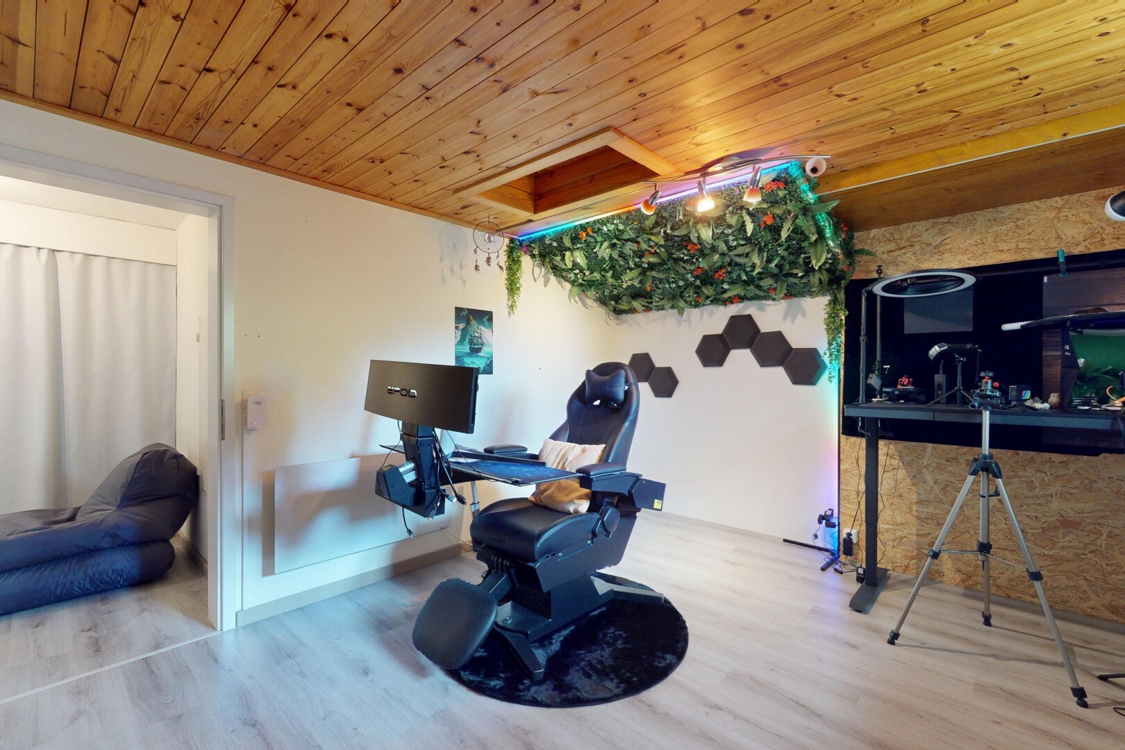 fitnessstudio mit wood ceiling, holzdecke, inside property, wood finish floor, und holzfußboden