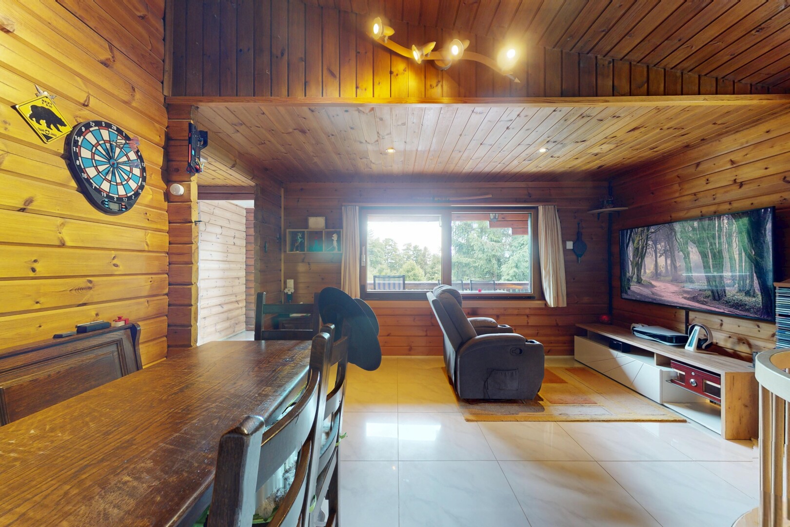 esszimmer mit wood ceiling, holzdecke, fernseher, wood wall, und holzwand