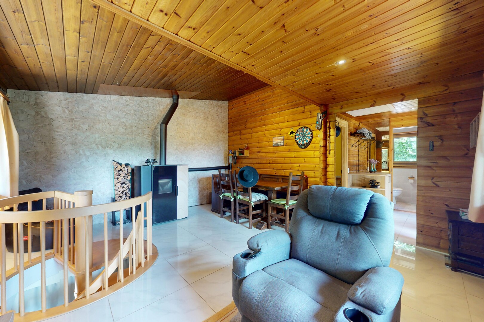 wohn- / esszimmer mit wood ceiling, holzdecke, wood wall, holzwand, und inside property