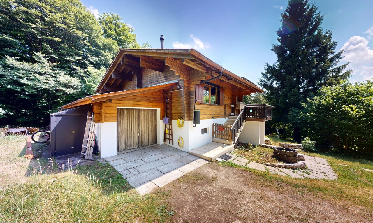 außenansicht mit property visible, horizontale verkleidung, treppen, und day time