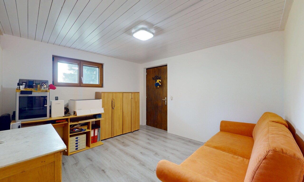 wohnzimmer mit natural light, natürliches licht, wood finish floor, holzfußboden, und inside property