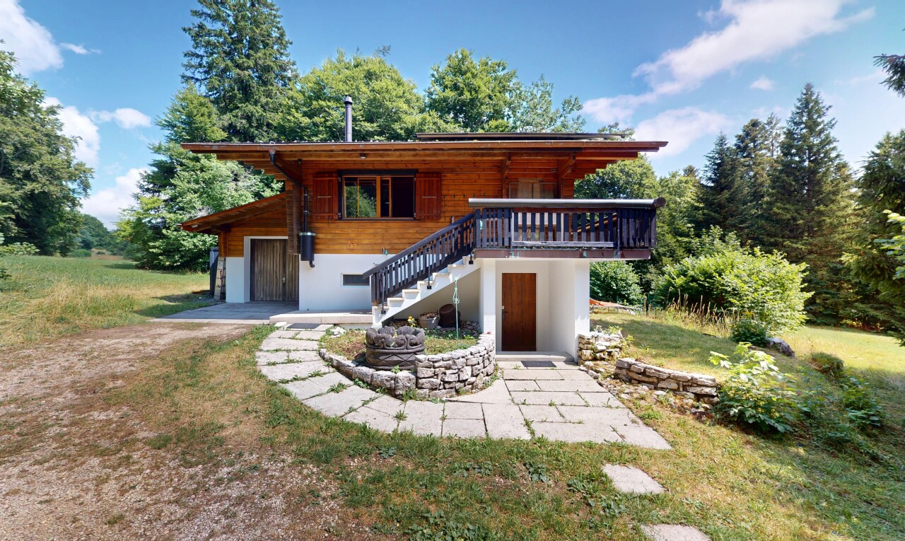 außenansicht mit property visible, day time, treppen, horizontale verkleidung, und deck