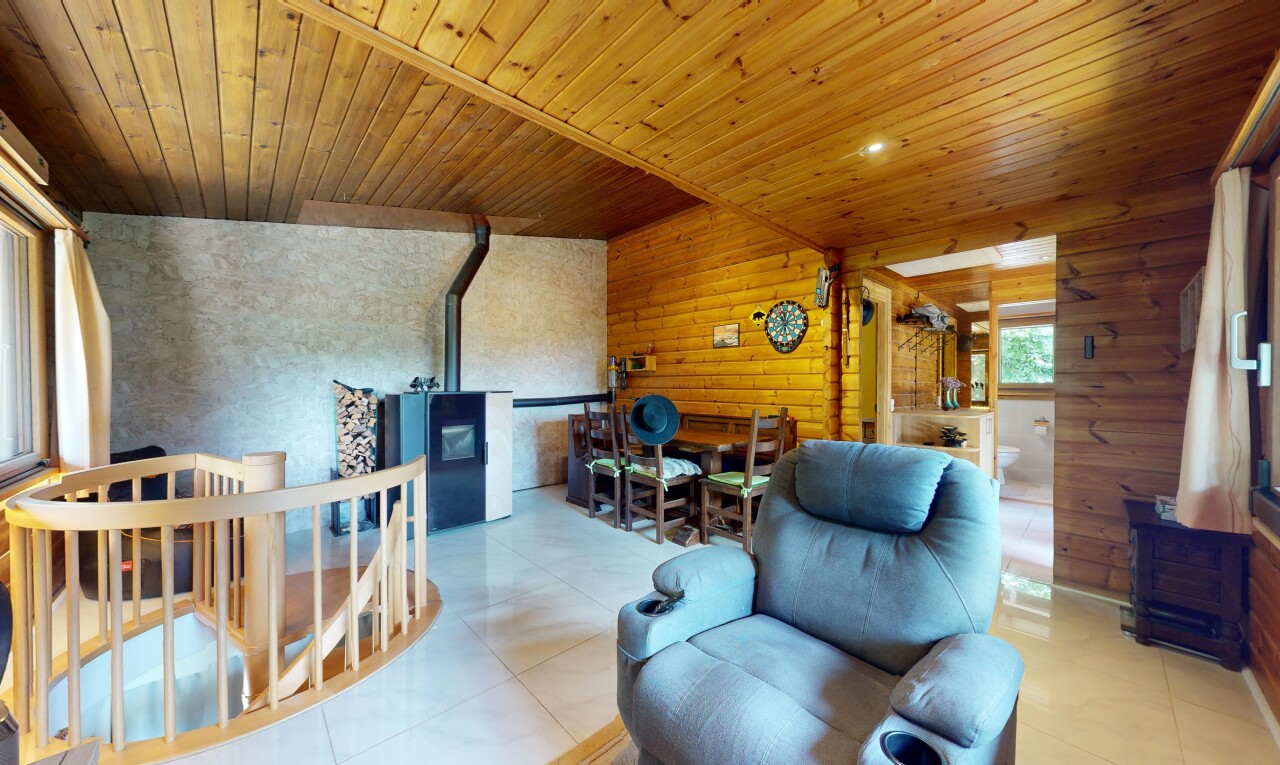 wohn- / esszimmer mit wood ceiling, holzdecke, wood wall, holzwand, und inside property