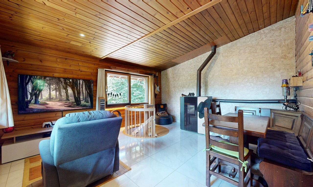 wohn- / esszimmer mit wood ceiling, holzdecke, natural light, natürliches licht, und inside property