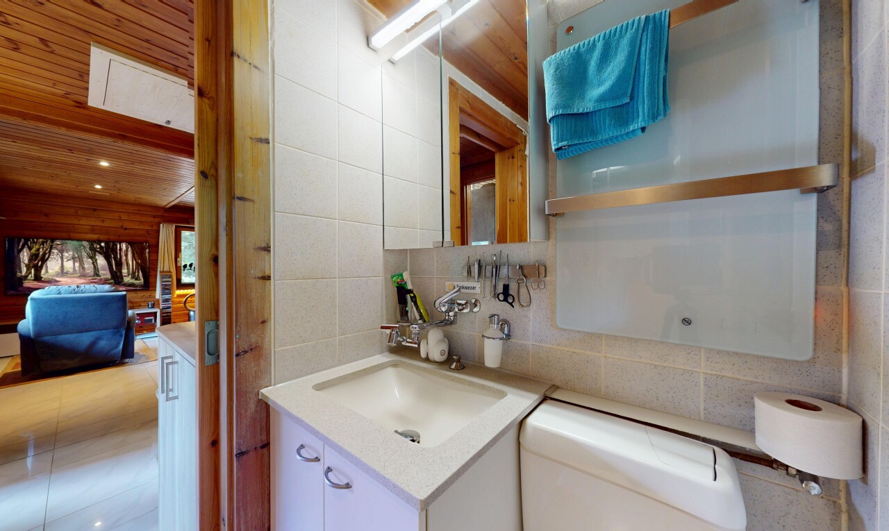 küche mit inside property, tile wall, fliesenwand, weiße schränke, und waschbecken