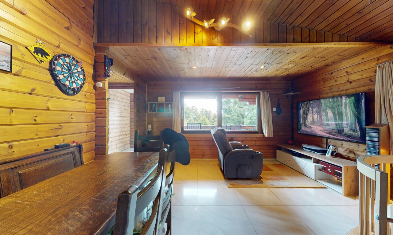 esszimmer mit wood ceiling, holzdecke, fernseher, wood wall, und holzwand