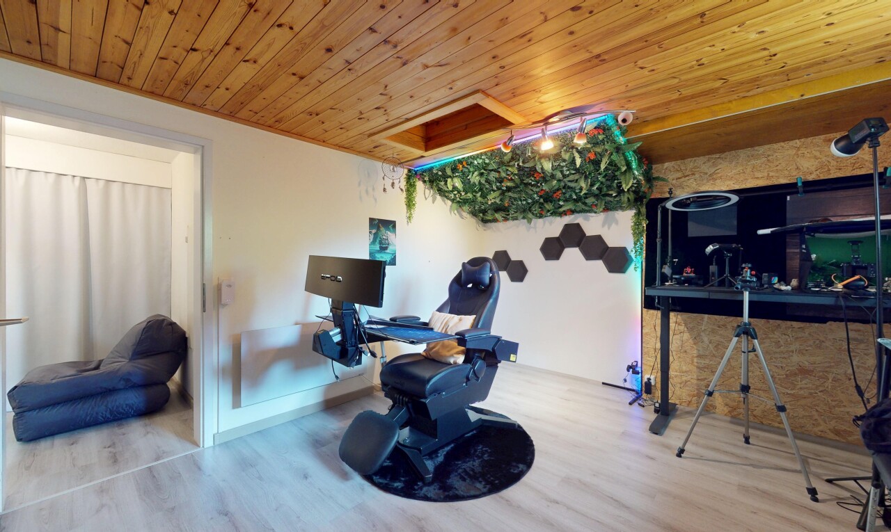 fitnessstudio mit wood ceiling, holzdecke, inside property, wood finish floor, und holzfußboden