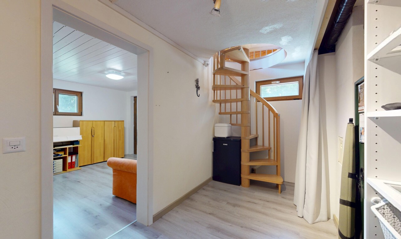 halle / korridor mit drywall, gipskartonwand, wood finish floor, holzfußboden, und inside property