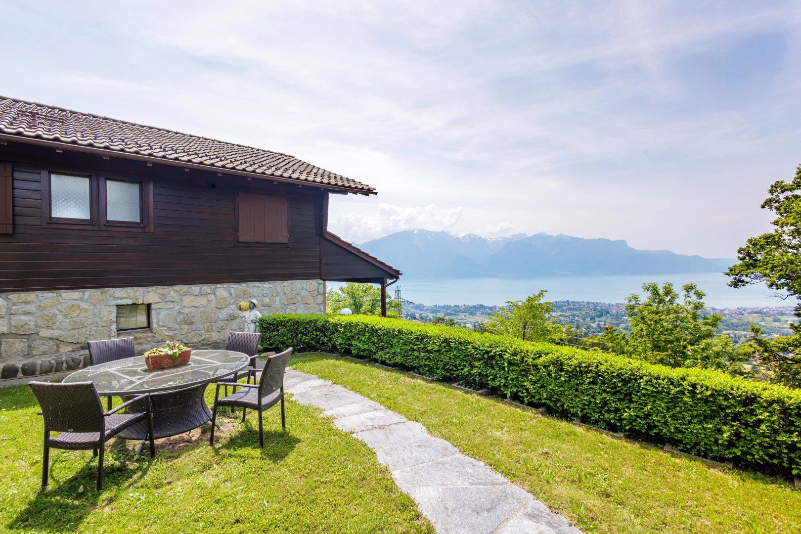 yard featuring a mountain view
