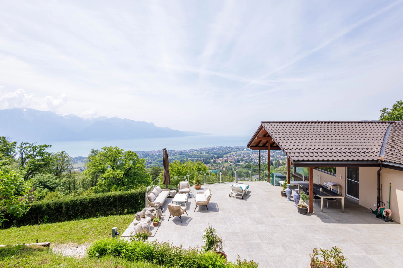 yard with a mountain view