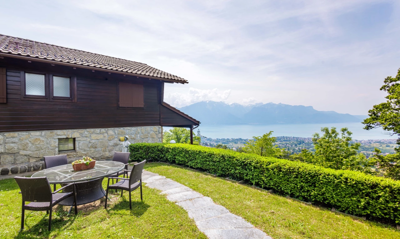 yard featuring a mountain view