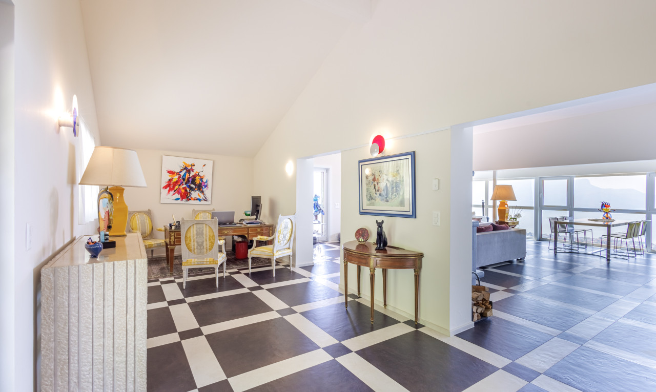 geflieste büroflächen mit haftdecke