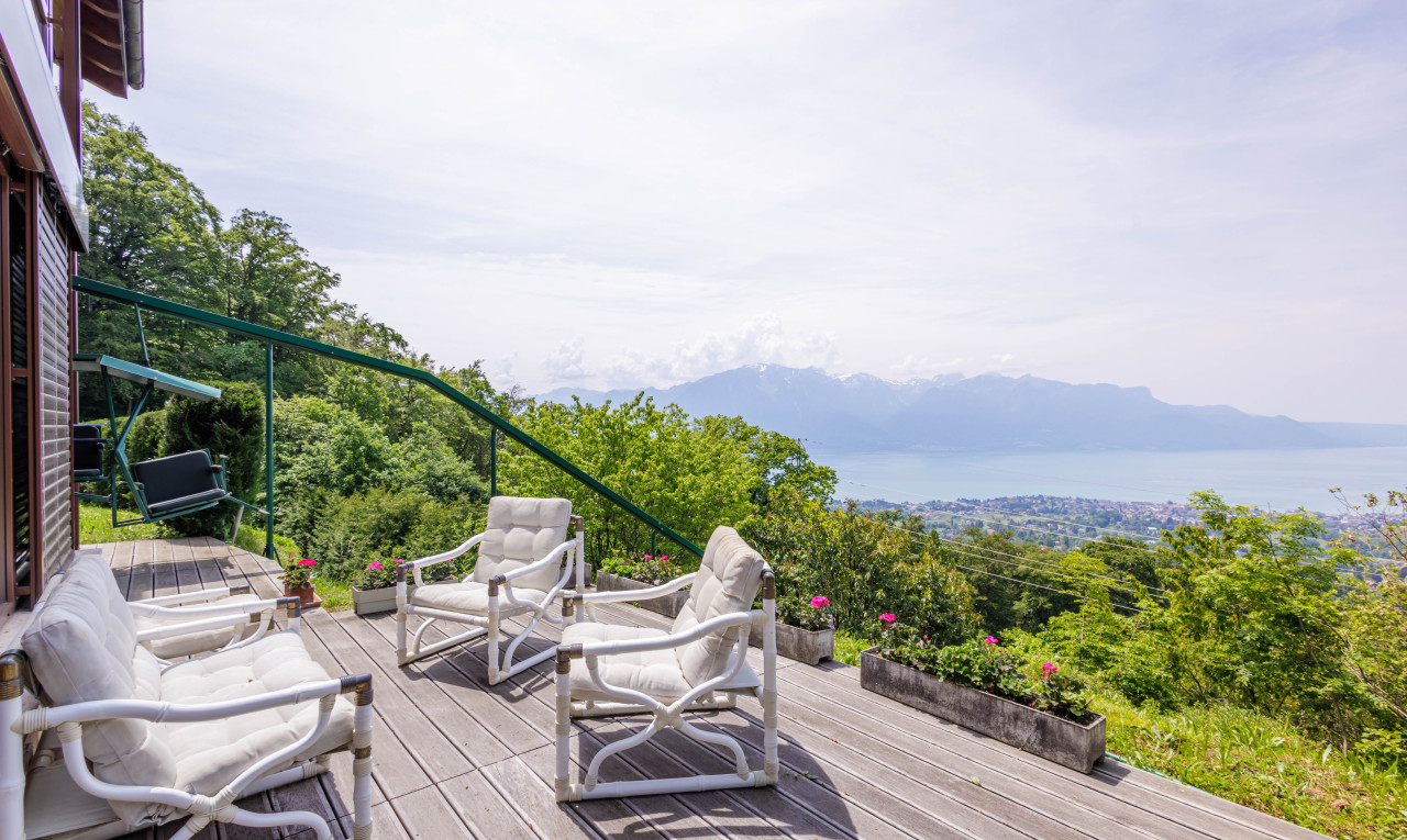 holzterrasse mit blick auf den bergblick