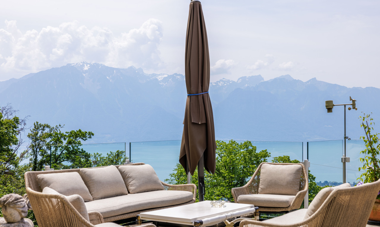blick auf die terrasse mit einem bergblick