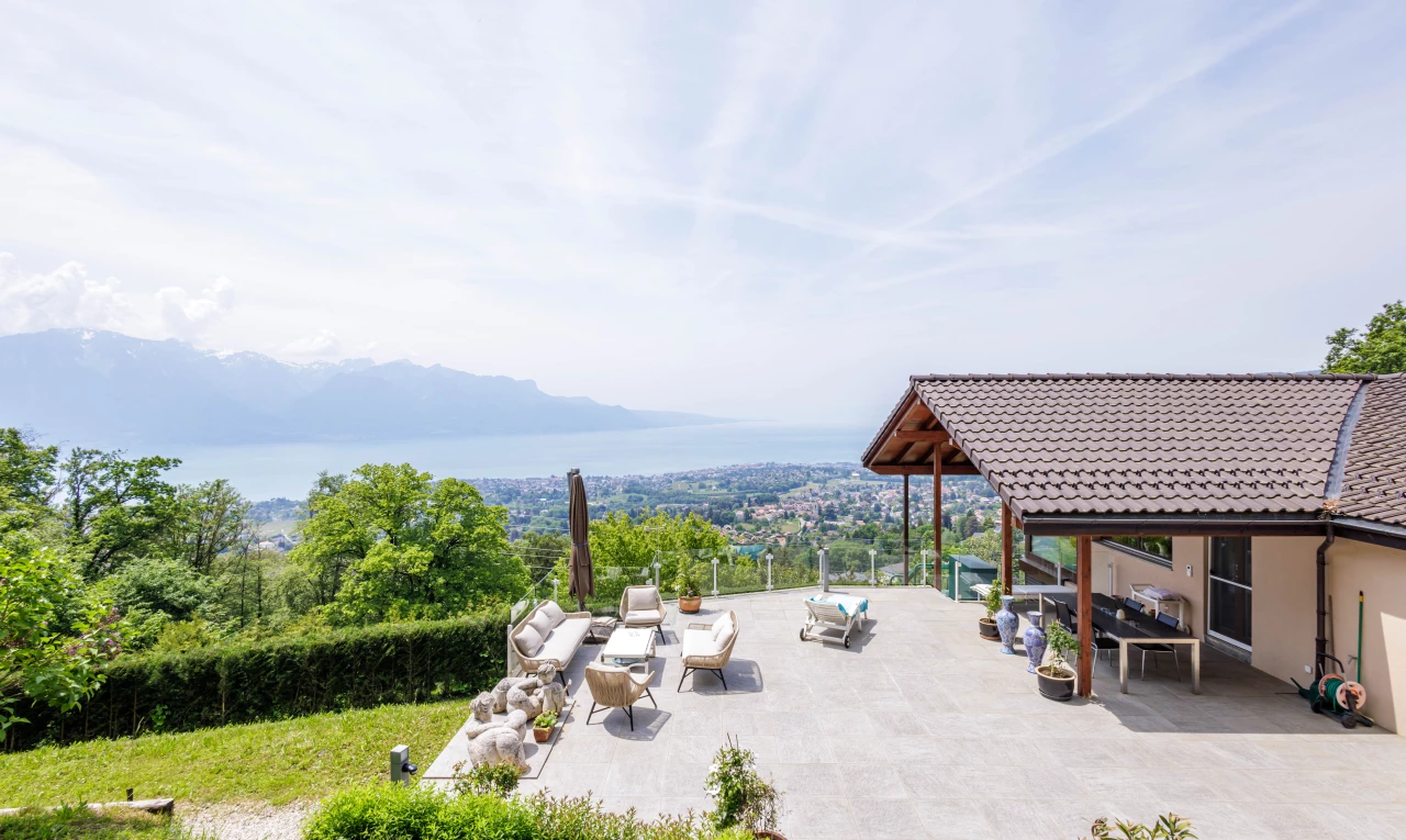 yard with a mountain view