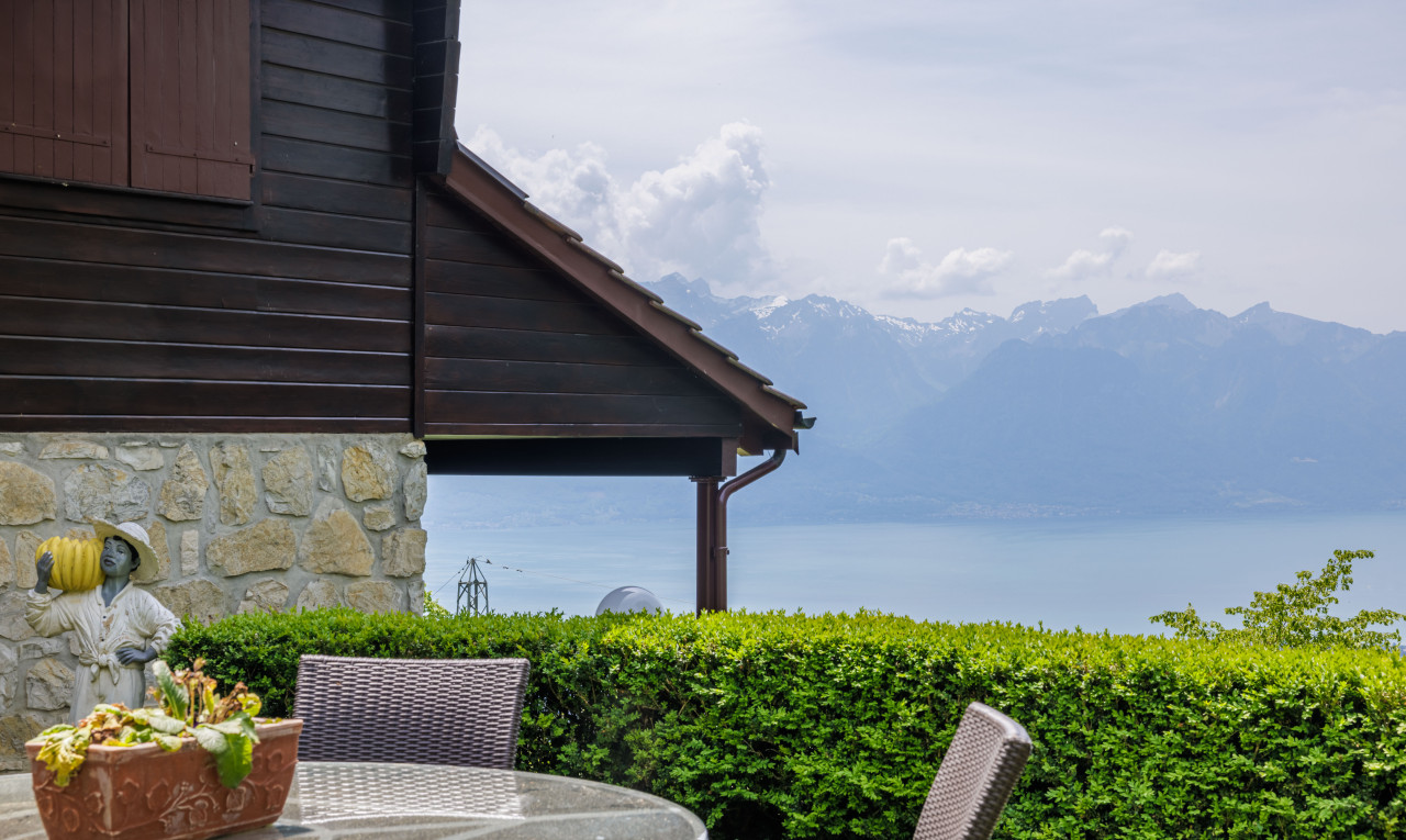 blick auf die seite des hauses mit einem bergblick