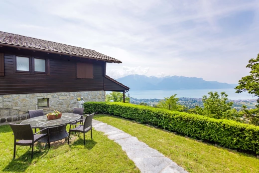 yard featuring a mountain view