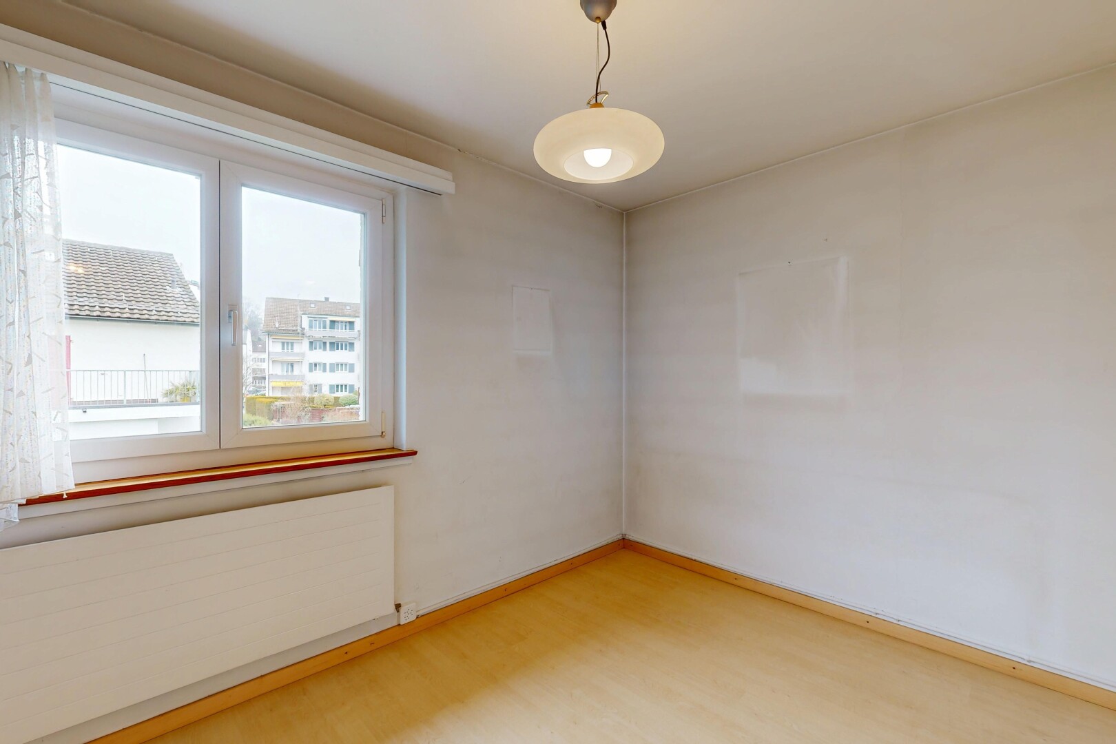 pièce vide avec radiateur, lumière naturelle, natural light, inside property, et cloison sèche