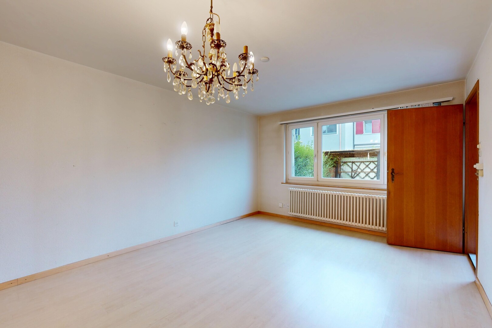 pièce vide avec radiateur, lumière naturelle, natural light, cloison sèche, et drywall