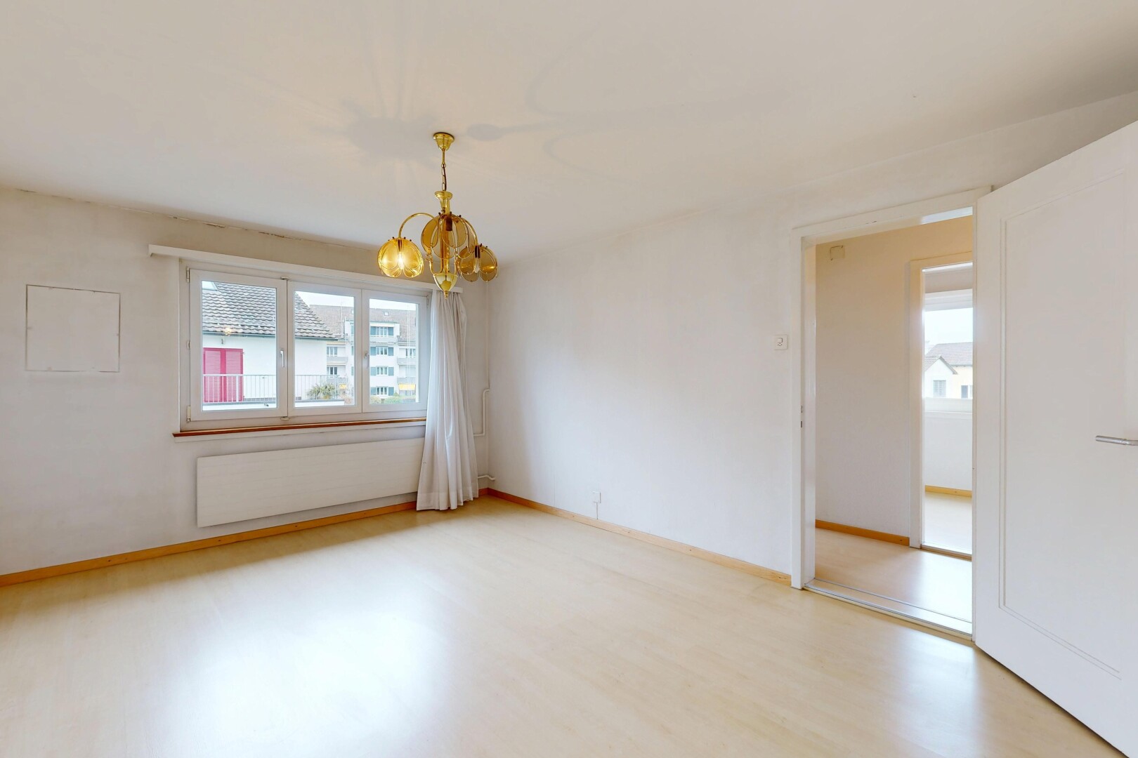 pièce vide avec lustre remarquable, lumière naturelle, natural light, cloison sèche, et drywall