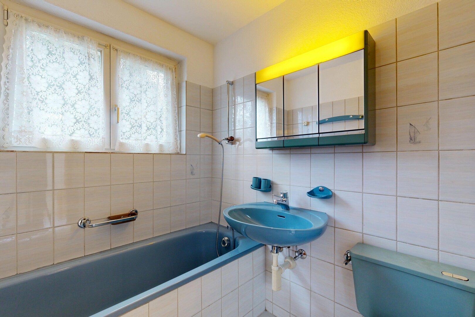 salle de bains avec toilette, miroir, inside property, salle de bain complète, et lumière naturelle