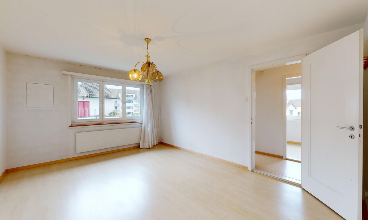 pièce vide avec lustre remarquable, lumière naturelle, natural light, cloison sèche, et drywall